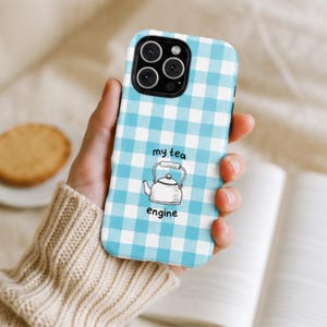 Meine Teemaschine Handyhülle - Handgezeichneter Wasserkocher, Gingham Design, britischer Humor