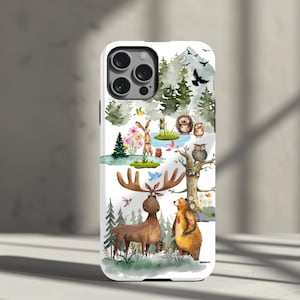Könnte beinhalten: Weiße Handyhülle mit einer skurrilen Waldszene. Das Design umfasst einen Elch, einen Bären, eine Eule und andere Waldtiere. Das Kunstwerk ist im Aquarellstil mit einem Berg- und Baumhintergrund gehalten.