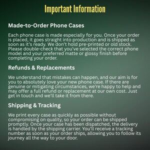 Op de afbeelding: Een donkergroene informatieve afbeelding met gele en witte tekst. De kop luidt Important Information, gevolgd door secties getiteld Made-to-Order Phone Cases, Refunds & Replacements en Shipping & Tracking, waarin het productiebeleid wordt uitgelegd.