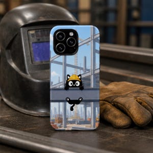 Op de afbeelding: Een smartphonehoesje met een grafische illustratie van een zwarte kat met een gele veiligheidshelm, zittend op een stalen balk. De achtergrond toont een blauwe lucht en het stalen frame van een gebouw in aanbouw.