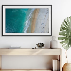 Plażowicze w letni dzień, wydruk na płótnie, wydruk z falami i piaskiem, fotografia lotnicza