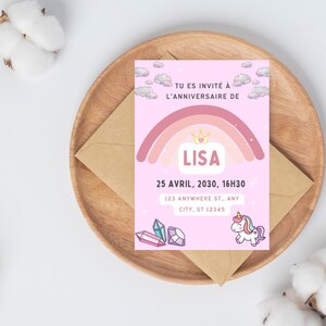 May include: A pink invitation card with a rainbow design, a crown, and the name "LISA". The card includes the text "TU ES INVITÉ À L'ANNIVERSAIRE DE" and event details. A unicorn and crystals are also featured.