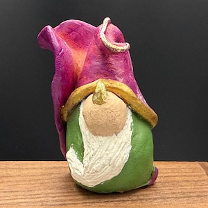 Gnomo capullo de rosa esculpido a mano – Miniatura única de arcilla polimérica, decoración rústica de estilo campestre boscoso