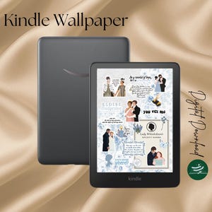 Könnte beinhalten: Ein schwarzer Kindle E-Reader mit einem dekorativen Hintergrundbild mit Illustrationen und Text. Das Hintergrundbild enthält Bilder von Paaren, Zitaten und den Texten "Kindle Wallpaper" und "Digital Download". Der E-Reader befindet sich vor einem goldenen Stoffhintergrund.