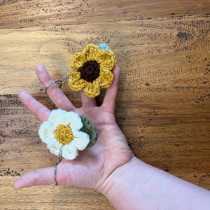 Sunflower keychain,  Daisy keychain, crochet flower, crochet keychain