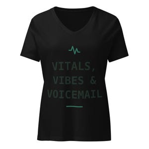 Op de afbeelding: Een zwart T-shirt met korte mouwen en een V-hals. De voorkant is voorzien van een groenblauwe afbeelding van een hartslaglijn boven de tekst VITALS, VIBES & VOICEMAIL, gevolgd door een horizontale lijn. Het ontwerp staat centraal op de borst.