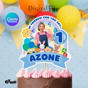 Pode incluir: Um topo de bolo com o texto "AZONE" e o número "1". O topo apresenta uma imagem de desenho animado de uma mulher, um arco-íris, um ônibus, um coelho, um urso e blocos ABC. O bolo é coberto com cobertura rosa.