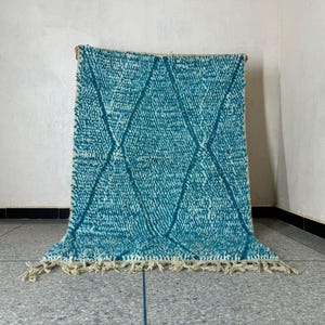 Tapis marocain originale personalizzato in blu dal berbero Beni Ourain, tapis berbère blu in laine fait main - Tapis de salon bleus personnalisés