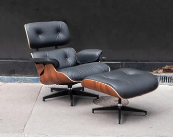 Conjunto de sillón y otomana de estilo moderno de mediados de siglo, tela negra y chapa de madera auténtica.