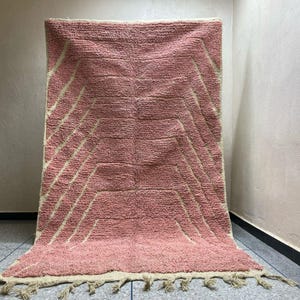 Tapis berbère marocain rose fait main de Beni Ourain - Tapis en laine fait main - Tapis rose personnalisé avec calculateur de commande pour le salon