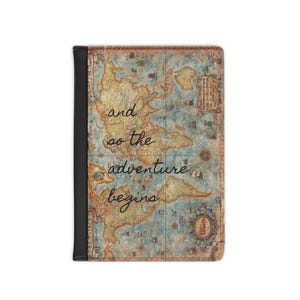 L'aventure vous attend avec une couverture pour passeport | Accessoire de voyage, cadeau d'envie de voyage, porte-bagage personnalisé, carnet de voyage unique