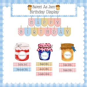 Peut inclure: Une affiche d'anniversaire colorée avec le texte "Sweet As Jam Birthday Display" et "HAPPY BIRTHAY". Le design présente trois pots de confiture étiquetés janvier, février et mars, avec des noms et des dates.