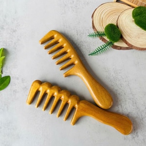 ロングハンドルマッサージコーム、木製コーム、幅広歯コーム、多機能コーム、ヘアブラシ、美容アクセサリー、女性への素晴らしい贈り物