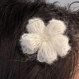 Delicada pinza para el cabello con cuentas de flores, pinza para el cabello de estilo minimalista de mohair y cuentas para usar en vacaciones.