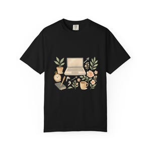 Chic Floral T-Shirt for Creatives