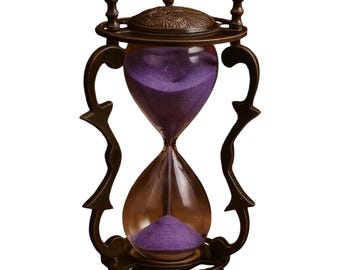 Può includere: Una clessidra con una struttura in metallo color bronzo scuro, caratterizzata da supporti laterali curvi e decorati e una parte superiore circolare con un motivo floreale in rilievo. I bulbi in vetro trasparente contengono sabbia viola.