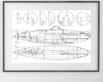 Pode incluir: Uma planta em preto e branco emoldurada de um submarino, mostrando esquemas internos detalhados. A impressão inclui vistas superior e lateral, com cortes transversais da embarcação. A obra de arte é exibida em uma parede branca acima de uma prateleira cinza.