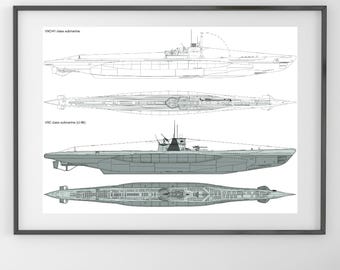 Pode incluir: Impressão emoldurada com plantas detalhadas de um submarino, mostrando diferentes vistas e estruturas internas. A impressão inclui desenhos técnicos com etiquetas, apresentados em tons de cinza e preto. A obra de arte é exibida em uma parede branca.