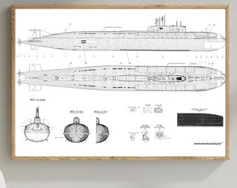 Pode incluir: Um projeto emoldurado de um submarino, com desenhos técnicos detalhados em preto e branco. A impressão inclui vistas laterais e em corte transversal, mostrando a estrutura interna do navio. A obra de arte é exibida em uma moldura de madeira.
