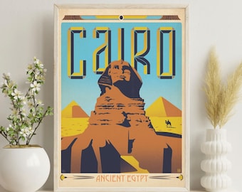 Pode incluir: Impressão artística emoldurada com uma ilustração estilizada da Esfinge e das pirâmides no Egito. A palavra "CAIRO" é exibida em letras grandes e em negrito acima da Esfinge, com "ANCIENT EGYPT" abaixo. A paleta de cores inclui tons de azul, amarelo e castanho.