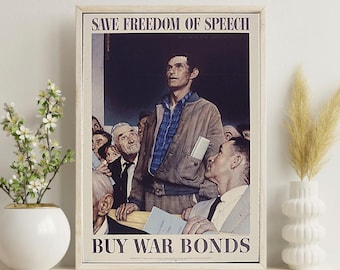 Pode incluir: Pôster vintage emoldurado com o texto "SAVE FREEDOM OF SPEECH" e "BUY WAR BONDS". A obra de arte retrata um homem falando para uma multidão. O pôster está em uma moldura branca e é exibido em uma prateleira de madeira.