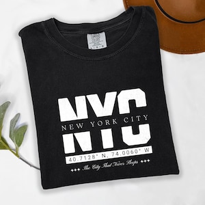 Koszulka NYC – Koszulka New York City – Koszulka Urban Streetwear – Koszulka „The City That Never Sleeps” – Koszulka z grafiką NYC Coordinates – Big Apple Gift