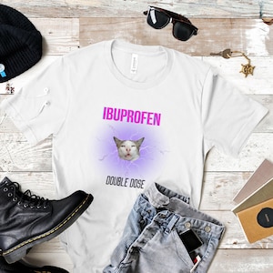 Grappig Ibuprofen-kat T-shirt – dubbele dosis meme shirt – trippy esthetisch T-shirt voor kattenliefhebbers, uniseks humor shirt cadeau