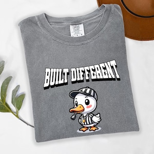 ビルト・ディファレント・ダックシャツ　面白い審判Tシャツ　漫画動物ミームTシャツ　皮肉なユーモアグラフィックTシャツ　彼または彼女へのクールなギフト　ユニセックス