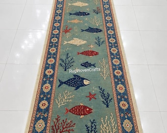 Alfombra tradicional con estampado de peces, disponible en tamaños de 2x6, 2.5x8 y 3x10 pies / Alfombra tejida a mano con diseño marino azul.