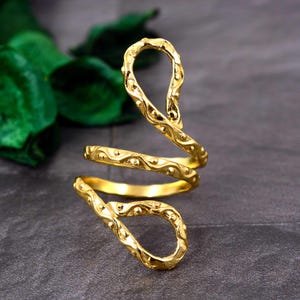 Arthritis Ring Brass Teardrop Spiral Ring, Adjustable Gold Tone Comfort Ring for Swollen Fingers, Lightweight Textured Jewelry