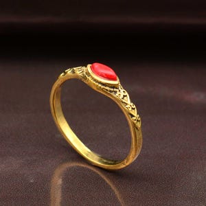 Anello vintage in oro con pietra rossa marquise e design a filigrana a cuore, elegante gioiello di tendenza