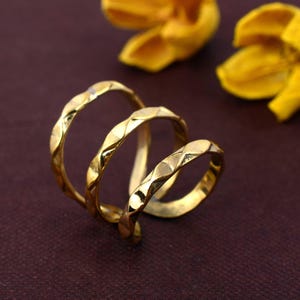 Arthritis Ring Textured Brass Spiral Ring, Adjustable Gold Tone Comfort Ring for Swollen Fingers, Lightweight Statement Jewelry