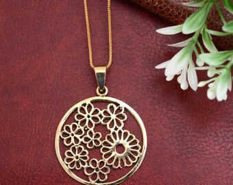 Halsband med hänge i guldfärgad blommig cirkel för kvinnor, minimalistiskt blommigt charmhalsband, eleganta smycken för vardagsbruk