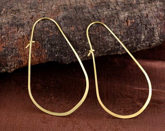 Minimalistische Teardrop-Ohrringe, Goldmessing-Statement-Ohrringe, moderne geometrische Creolen, leichter Schmuck für jeden Tag, Geschenk für sie