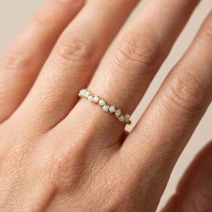 Anillo apilable de ópalo ondulado • Anillo de plata de ley 925 con múltiples piedras • Banda de ópalo flotante de oro de 18 quilates • Joyería minimalista delicada • Regalo de aniversario