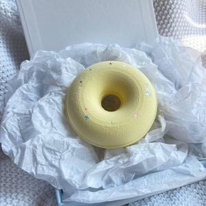 Tropical Cream Donut Bath Bomb • Handmade Fizzy Gift • Coconut Vanilla Scent • Cute Relaxing Spa Experience