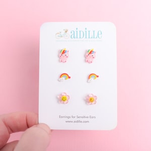 Parure de clous d&#39;oreilles en résine : mini licorne, arc-en-ciel, trio de fleurs, tiges en titane