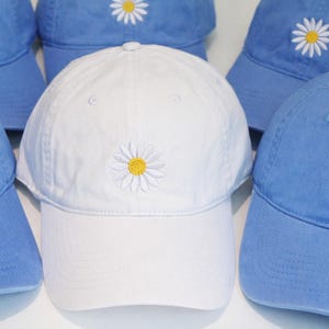Cappello in twill di cotone con margherite ricamate: berretto da baseball floreale personalizzato