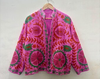 Jaqueta Boho Rosa em Algodão TNT Suzani com Bolso | Jaqueta de Inverno | Casaco Bordado | Jaqueta em Algodão TNT | Casaco Suzani |