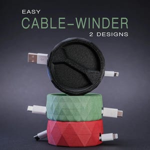 Peut inclure: Trois enrouleurs de câbles empilés. Le supérieur est noir, le milieu est vert et le bas est rouge. Chaque enrouleur a un design géométrique et maintient un câble blanc avec un connecteur USB. Le texte "EASY CABLE-WINDER 2 DESIGNS" est en haut.