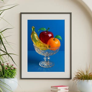 Poster con fruttiera, banana, mela e arancia su sfondo blu, stile vetro, decorazione da parete minimalista per la cucina, stampa opaca con decorazioni vegane, moderno