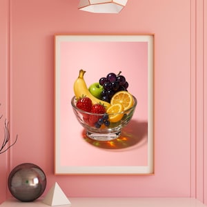 Poster di una fruttiera con fragole, mirtilli, mela verde e uva su sfondo rosa, stampa minimalista da parete per cucina, stile vegano, in vetro