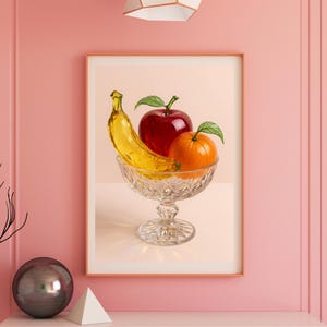 Poster con fruttiera, banana, mela e arancia su sfondo rosa pastello, stile vetro, decorazione da parete minimalista per la cucina, stampa opaca con decorazioni vegane, moderno