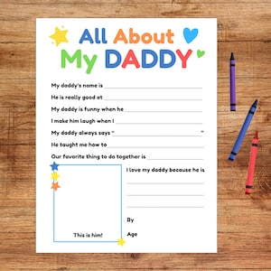 Puede incluir: Una hoja en blanco para rellenar con el texto "All About My DADDY" en letras coloridas. La hoja incluye indicaciones como "El nombre de mi papá es" y "Amo a mi papá porque él es". Tres crayones están al lado de la hoja.