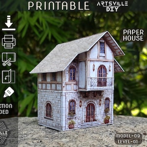 Könnte beinhalten: Ein Papiermodell eines Hauses mit einer Stein- und Holzfassade, mit gewölbten Fenstern, einem Balkon und einem detaillierten Dach. Das Bild enthält Anweisungen zum Drucken, Schneiden, Falten und Kleben des Modells. Der Text auf dem Bild lautet "Druckbares Papierhaus".