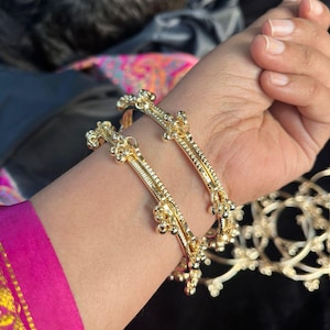 12 Ghungroo Armreife Chura Set: Indischer Braut Hochzeitsschmuck Größe 2.4, 2.6, 2.8, 2.10