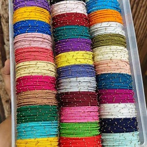 Zestaw 432 kolorowych bransoletek Churi: rozmiary 2.2, 2.4, 2.6, 2.8, 2.10 w indyjskim pudełku na bransoletki pakistańskie, bransoletki Bollywood, indyjska biżuteria dla kobiet