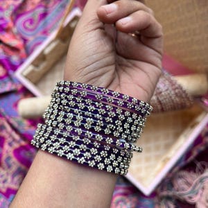 96 pulseras Churi de cristal de colores: tallas 2.2, 2.4, 2.6, 2.8 y 2.10. Ideales para bodas indias, pakistaníes y nupciales. Pulseras Bollywood. Joyería india.