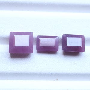 Könnte beinhalten: Eine weiße Keramik-Tasse mit schwarzem Henkel und dem Text "But First, Coffee" in schwarzer, fetter Schrift. Die Tasse steht auf einer weißen Oberfläche.