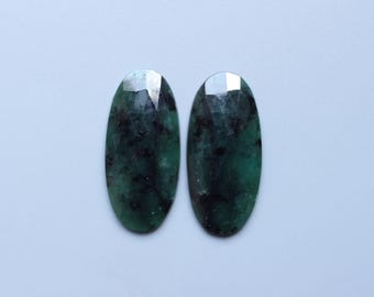 Smaragdgroene edelsteen, natuurlijke smaragd geslepen ovaal gefacetteerde cabochon paar losse cabochon, ovale smaragd geslepen gefacetteerde cabochonvoorraad, 35 x 16 mm